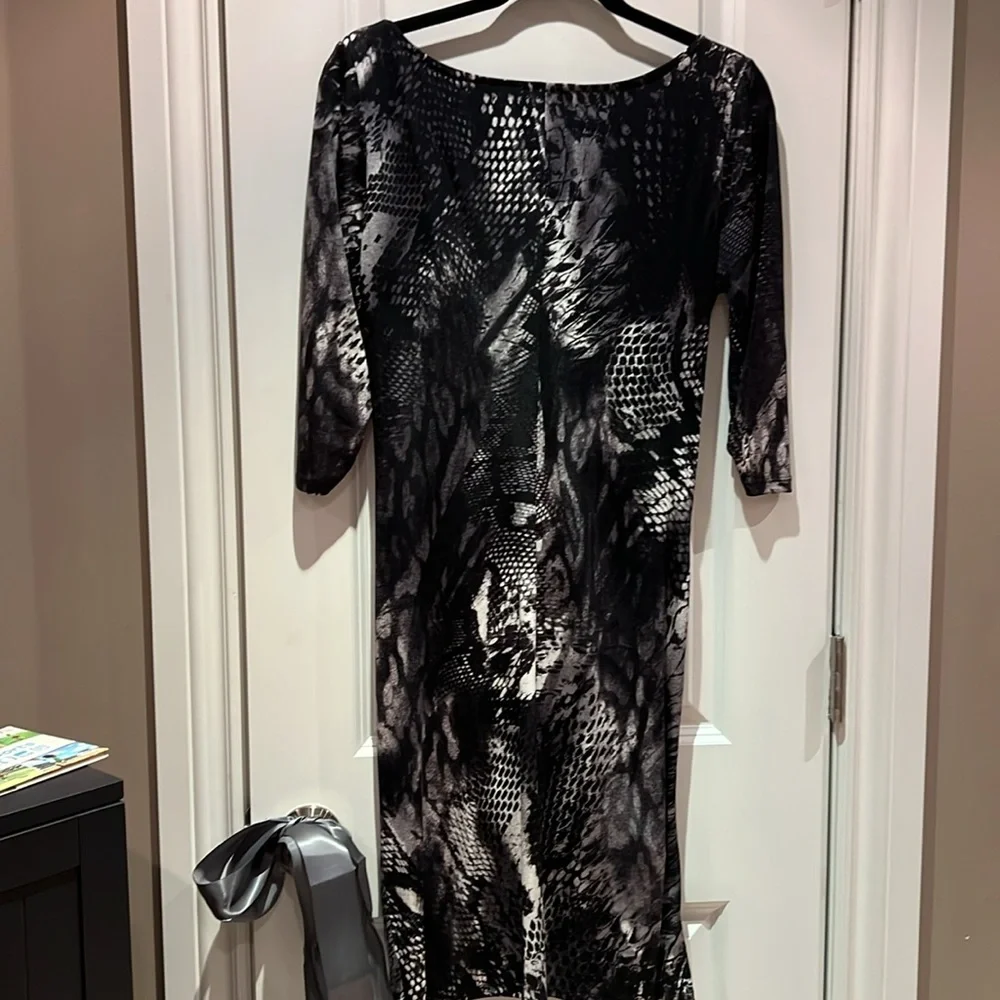 Le chateau form fitting dress - Picture 7 of 13